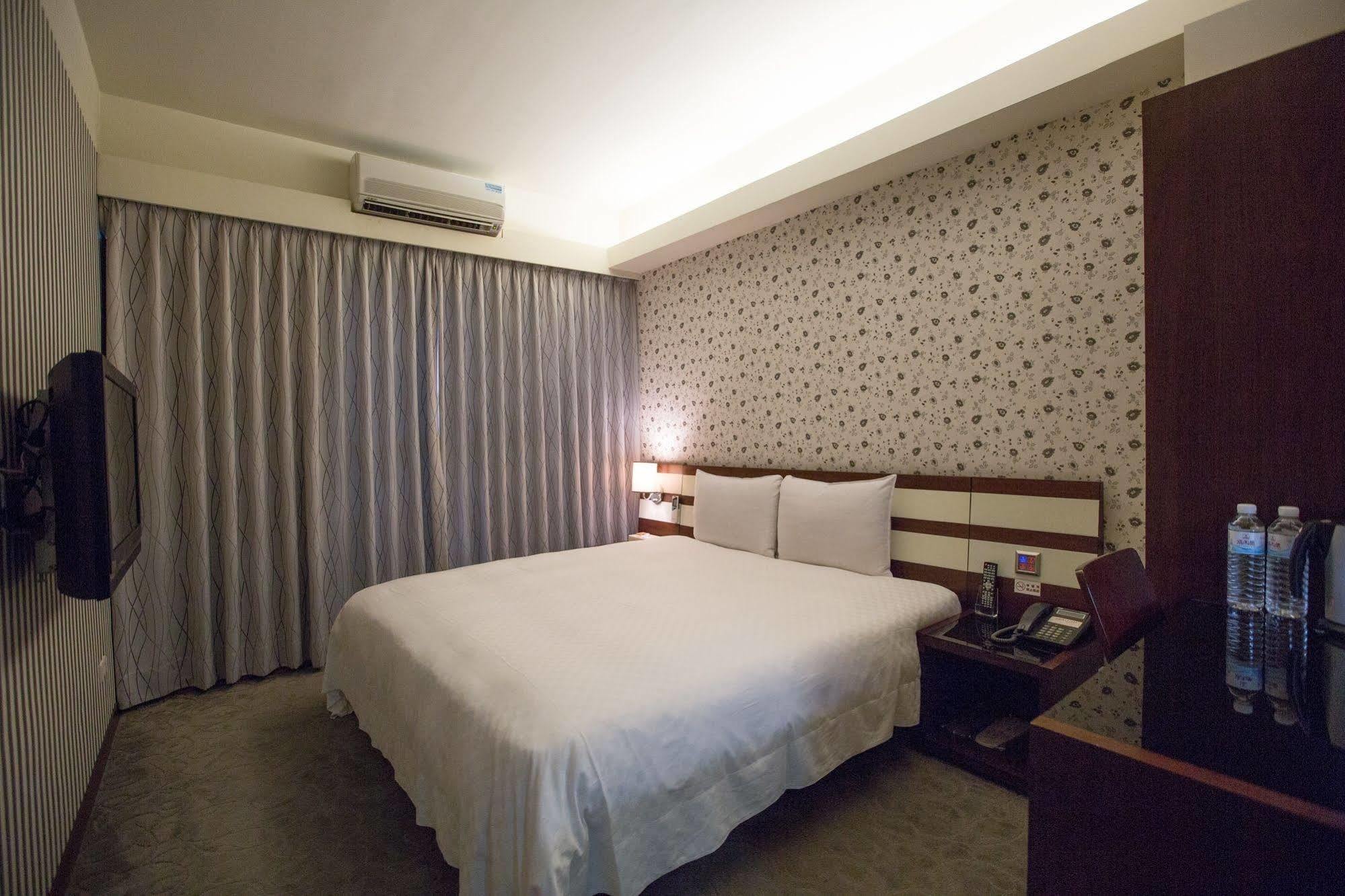 טאיצ'ונג Talmud Hotel Gongyuan מראה חיצוני תמונה